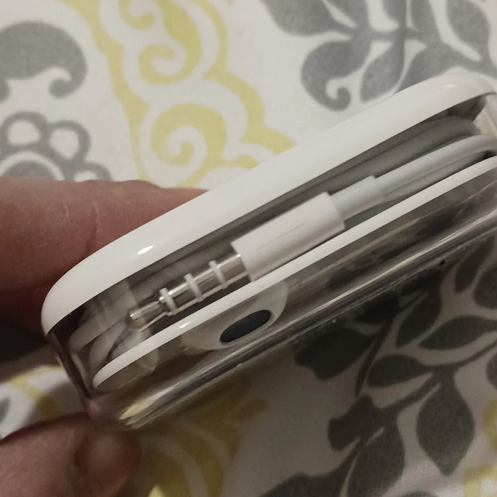 NWT! APPLE EARBUDS